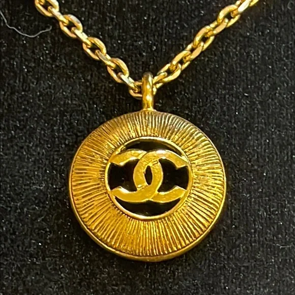 Chanel large vintage CC round Pendant - Picture 2 of 7